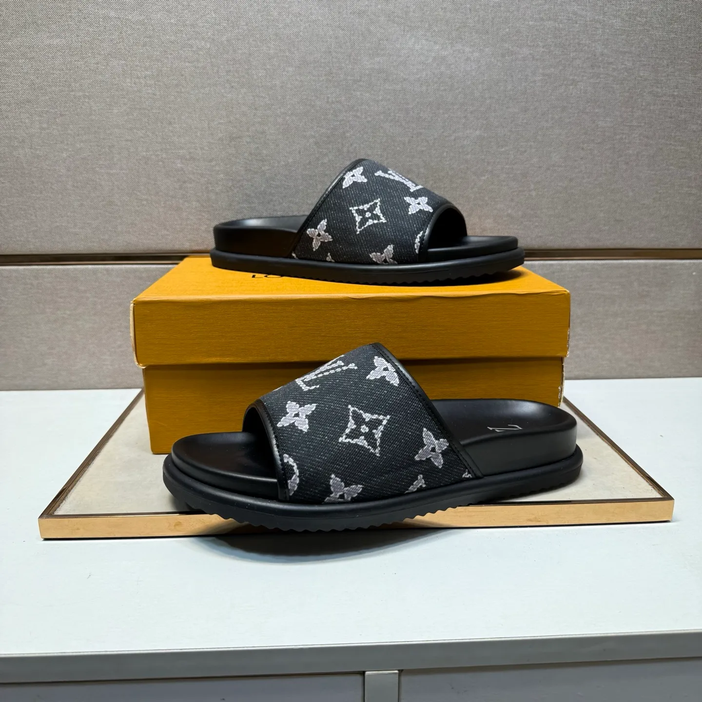 ⬛️Men's shoes 💰p320 [LV～] Men's casual slippers 2025z cabinet sales simultaneously 🔶Size: 38-44 #️⃣ 🔷2 colors🔜The upper is made of multi-material splicing➕Genuine leather lining, comfortable and breathable, sole: original comfortable and wear-resistant outsole, ⚠️Real shot📱Photographed🎬The real thing is better📢📢📢